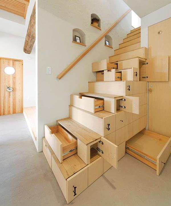 veldig praktiske trapper med plass til lagring