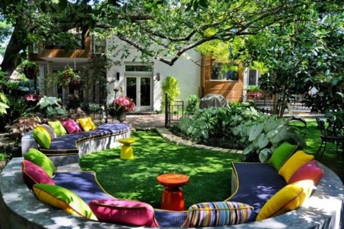 muito-nice-colorido-travesseiros-in-the-round-sofá-jardim ideias-para-pequeno-jardins