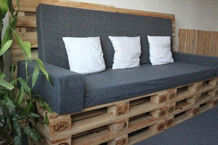 muito-nice-modelo de sofá-para-paletes-com-três-decorativo-brancos travesseiros