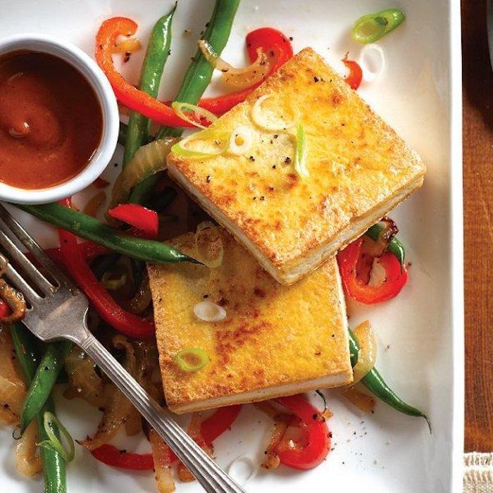 tofu vegan peynirli peynir tarifleri ile büyük tarifleri bezelye kırmızı biber domates sosu ve soğan ile tabaklanmış ızgara