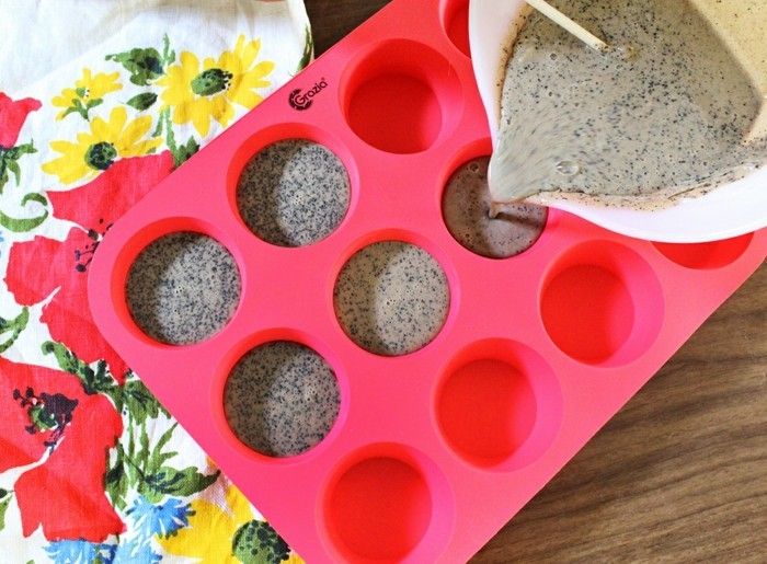 såpe-selv-make-muffin skjema fylles med-glyserin såpe-fill-cupcakeform--