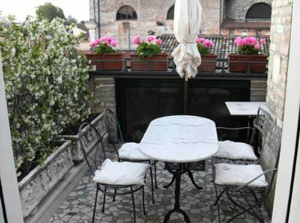 side-view-terrace-modern-design-com-branco-móveis-mesa-de-mármore
