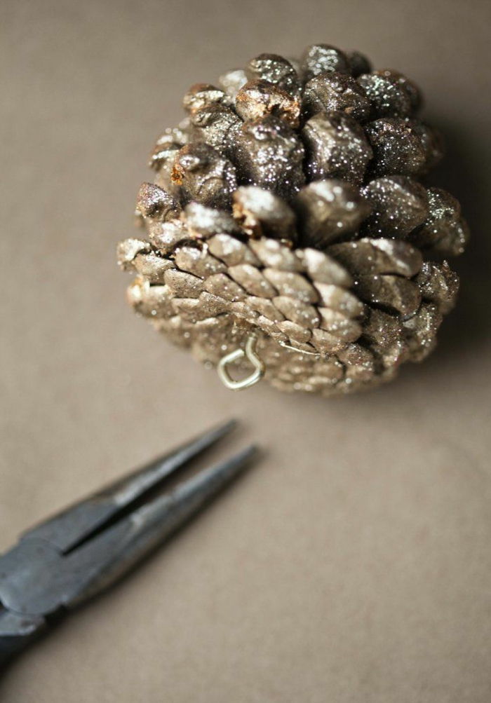Samotná-Drotár-zimné dekorácie zlaté trblietavé-pin