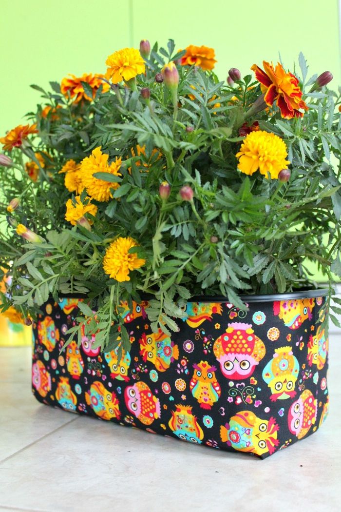 verpimas su gėlių puodeliais spalvingas dizaino audinio idėjas juodas audinys, papuoštas spalvingomis dizaino idėjomis, gėlėmis