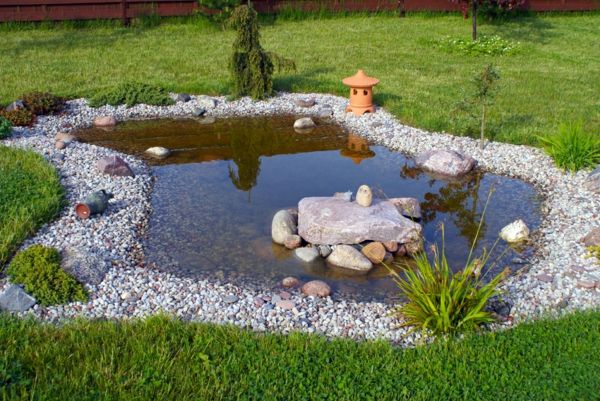 samozgrajeni bazen v vrtu - naravi prijazen videz
