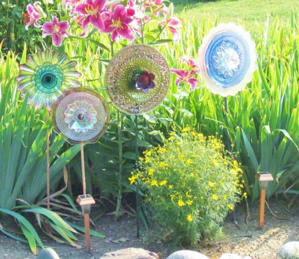 naminės sodo deko dirbtinės gėlės - spalvingos spalvos ir žalia žolė