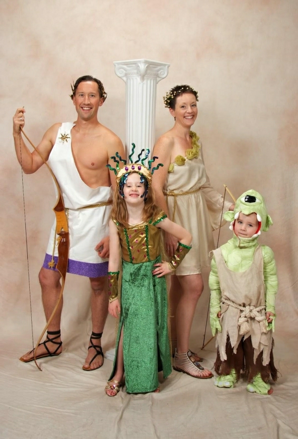 domače kostumi-družinske kostumi