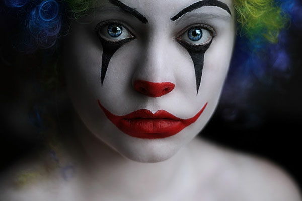 clown make-up - fruktansvärda ögon och stora röda läppar