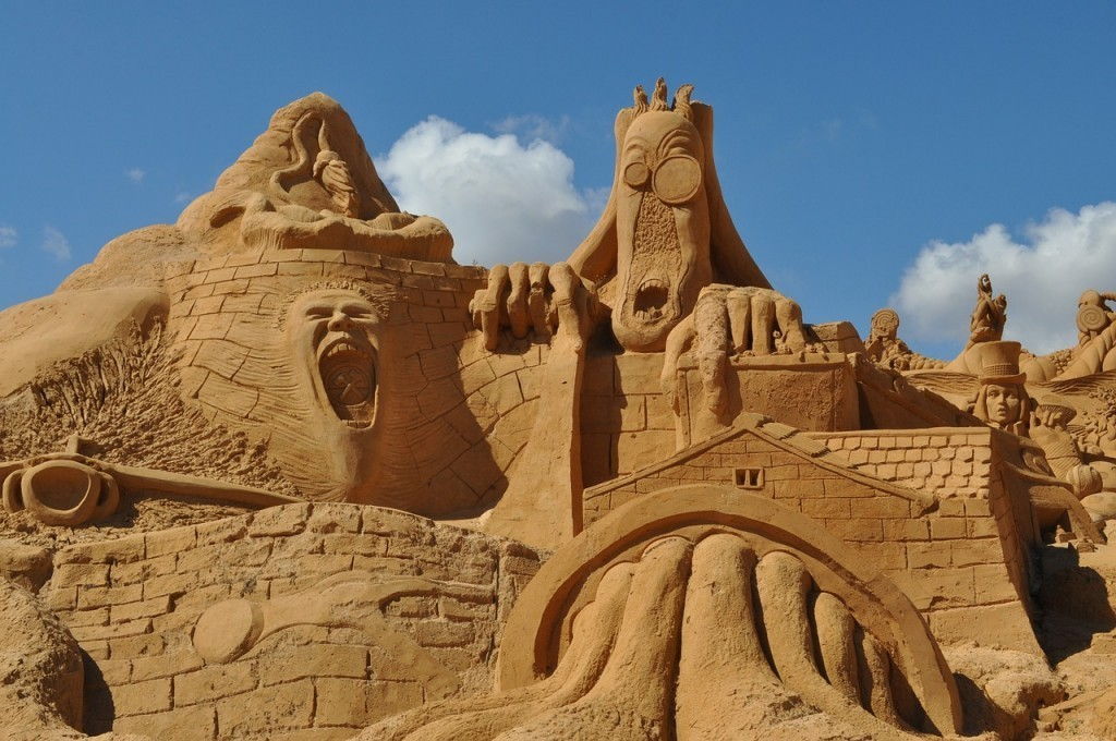 oppsiktsvekkende skulptur fra sand-moderne stil