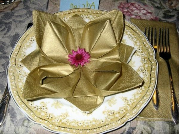 fiore d'oro fatto di tovaglioli - decorazione da tavola