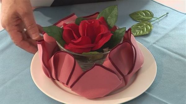 rosa nel piatto - con foglie - decorazione di tovaglioli interessante