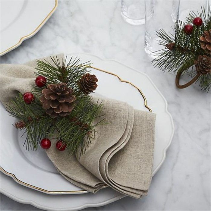 servetėlė-lankstymo-Kalėdų-Grune-šaka-pušies kankorėžis-vogelbeeren-kaip-indą-su-aukso-eklementen
