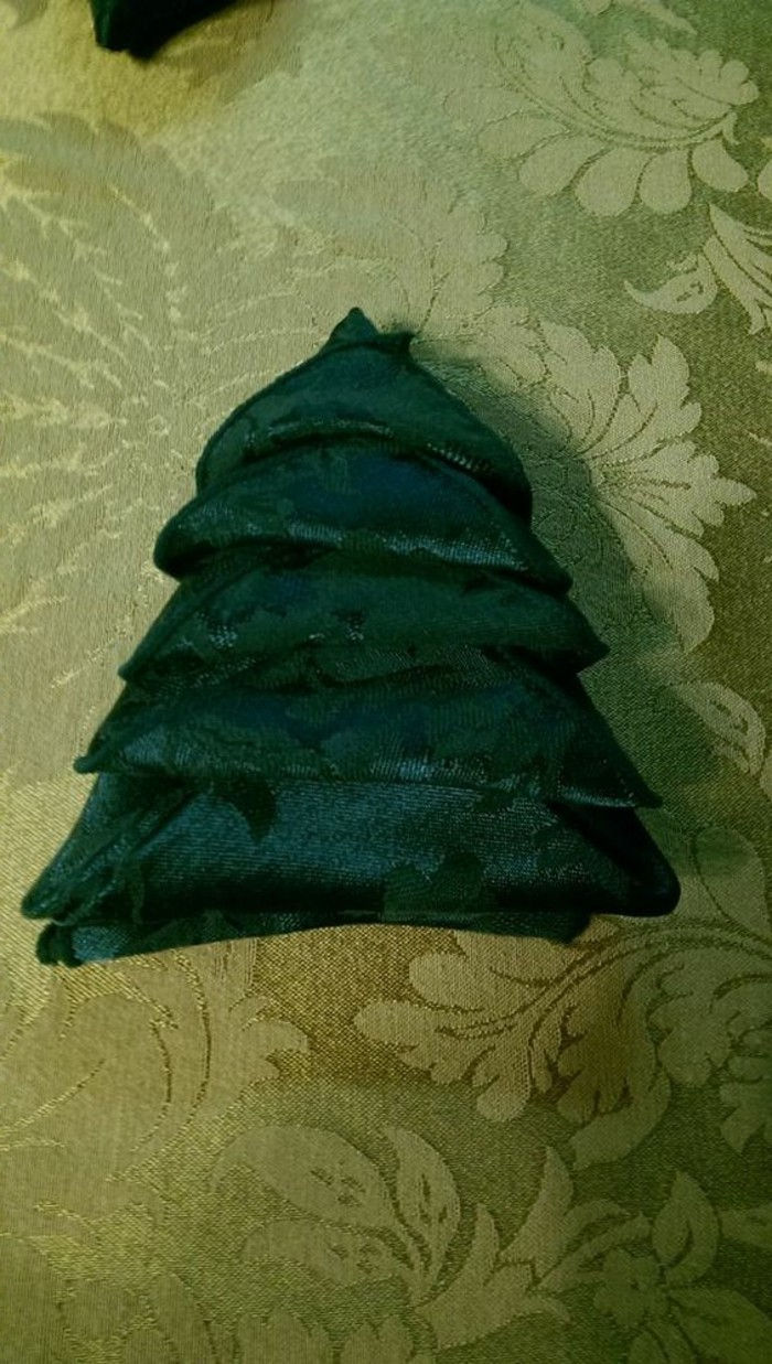 serviett-folding-jul-i-mørk-farge