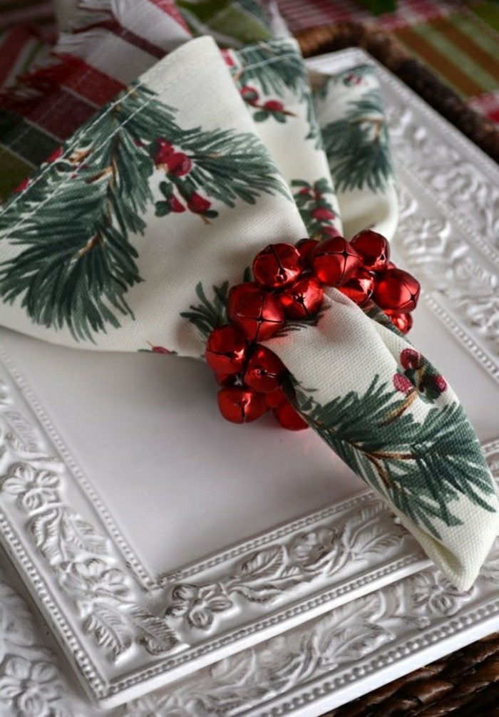 servetėlė-lankstymo-Kalėdų-kaip-indų raudona-glockchen-servetėlė-su-žali-šaka