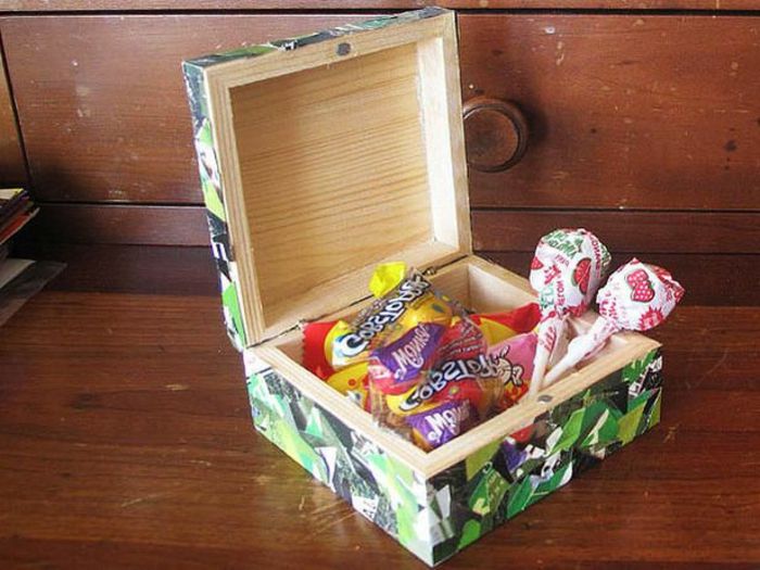 servett på trä - en låda med gröna servetter och lollipops