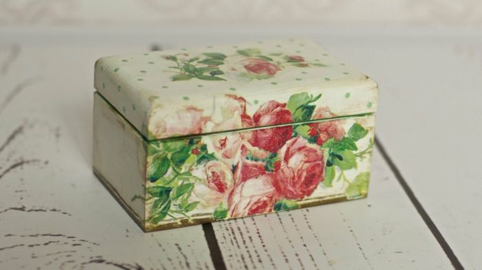 servet op houten kist met servetten met rode rozen