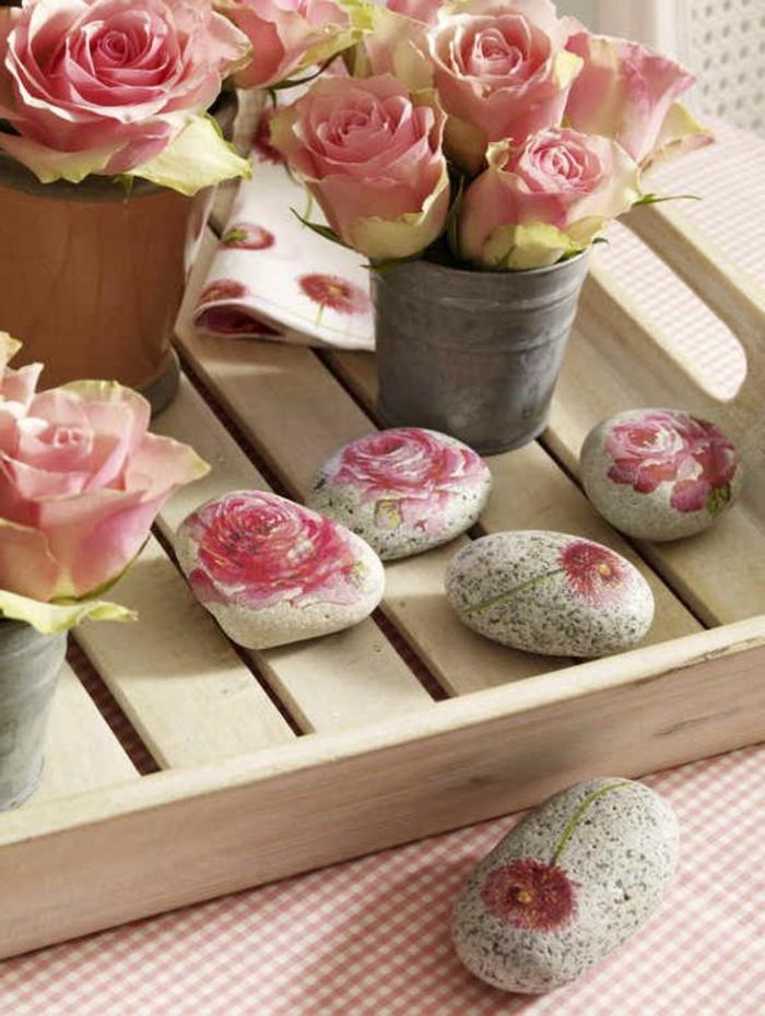 Servett teknik på stenar, rosor och stenar med servetter med rosa blommor