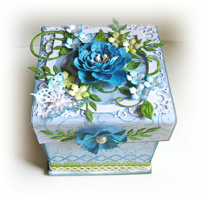 servett teknik - en blå låda med servetter och blå blommor
