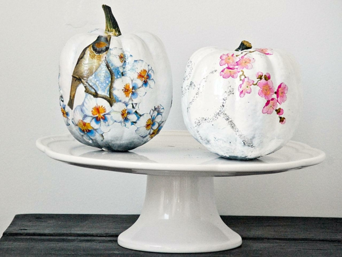 servett teknik - två vita pumpor med vackra blommor och en fågel, vit skål