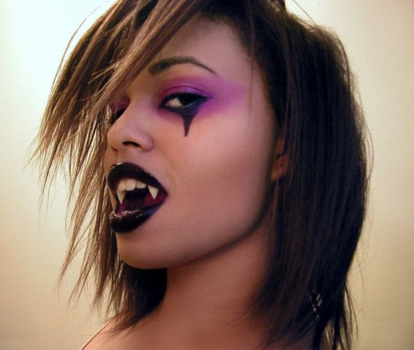 labbra sexy ragazza vampiro in nero