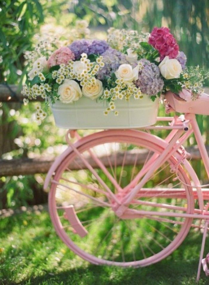 skurdus-chic sodas-gražūs-deco su rožinės spalvos dviratis