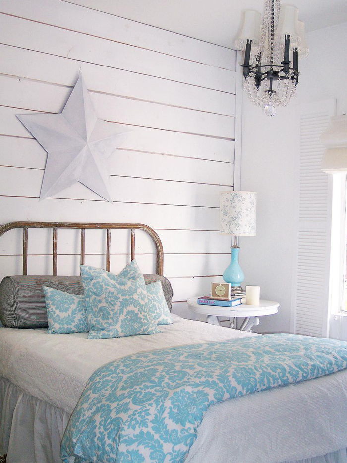 beyaz, açık mavi battaniye ve başucu lambası, shabby chic yatak odası