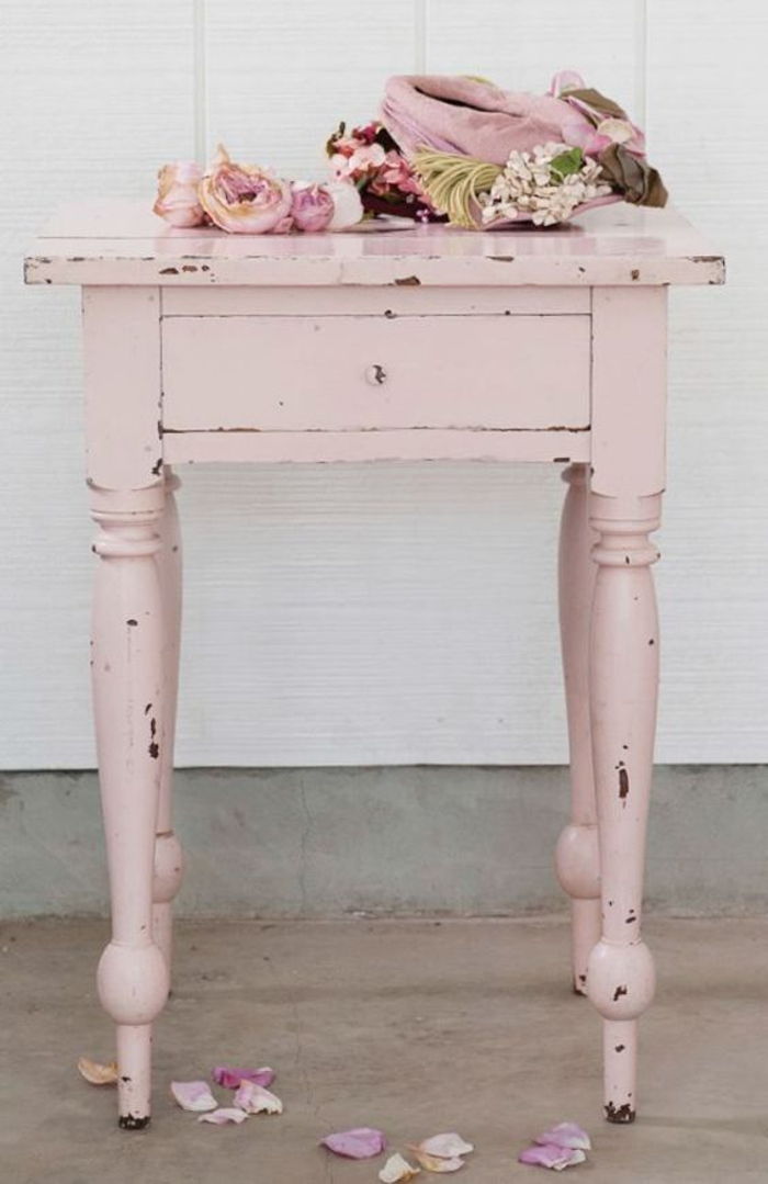 nightstand shabby chic em rosa, vestígios de desgaste, flores