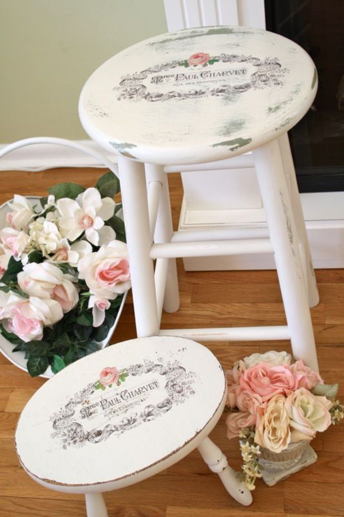 kullanım izleri ve çiçek motifi, beyaz ile eski püskü şık koltuk tabure