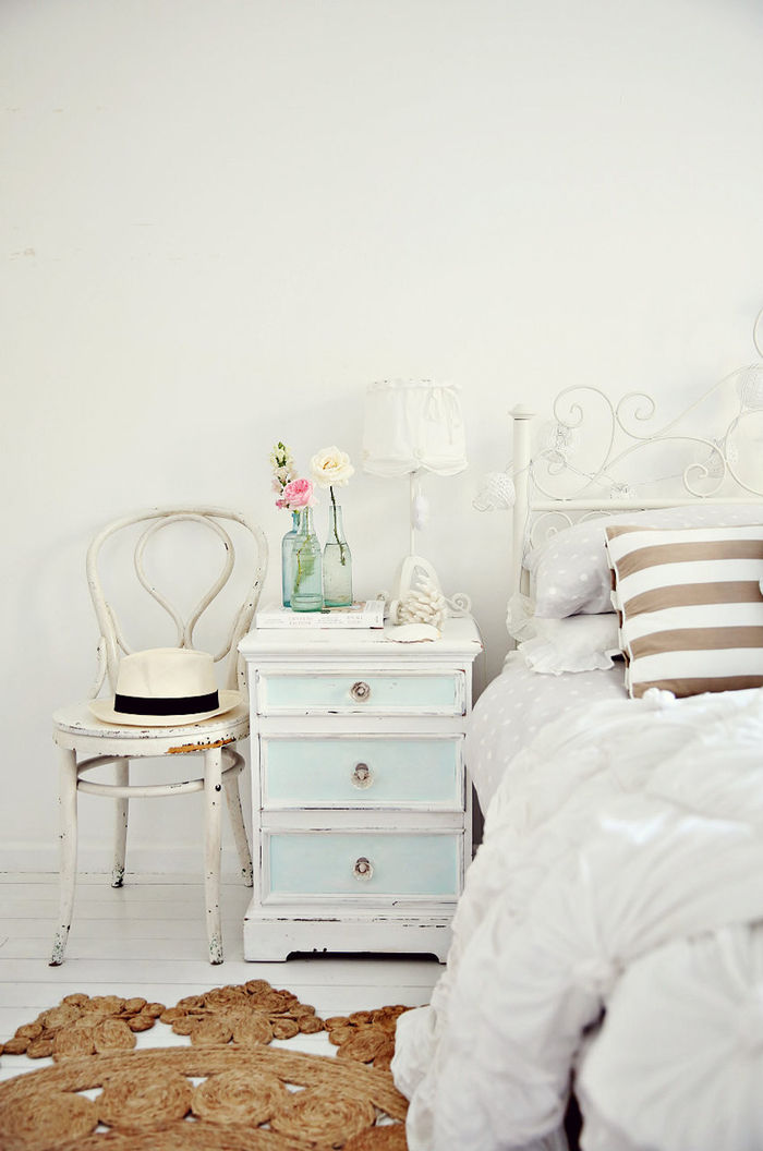 perişan şık yatak odaları, pastel renkler, yaşın izleri, beyaz ve açık mavi