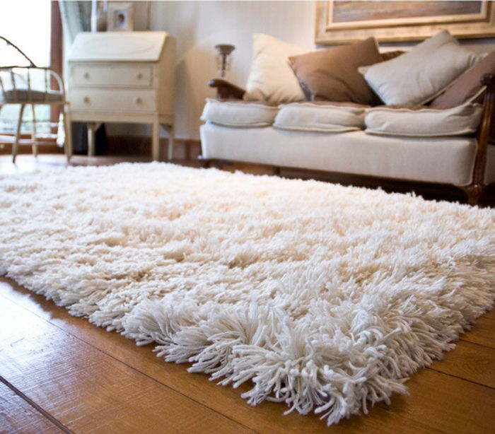 raggete teppe-hvitt-sofa-og-moderne-teppe