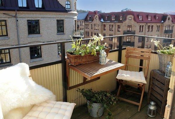 klein balkon met twee stoelen en uitzicht op de stad