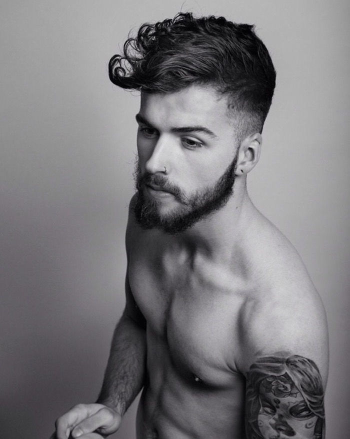 idea di undercut capelli modellando l'uomo con i tatuaggi capelli barba atleta bello stile uomo