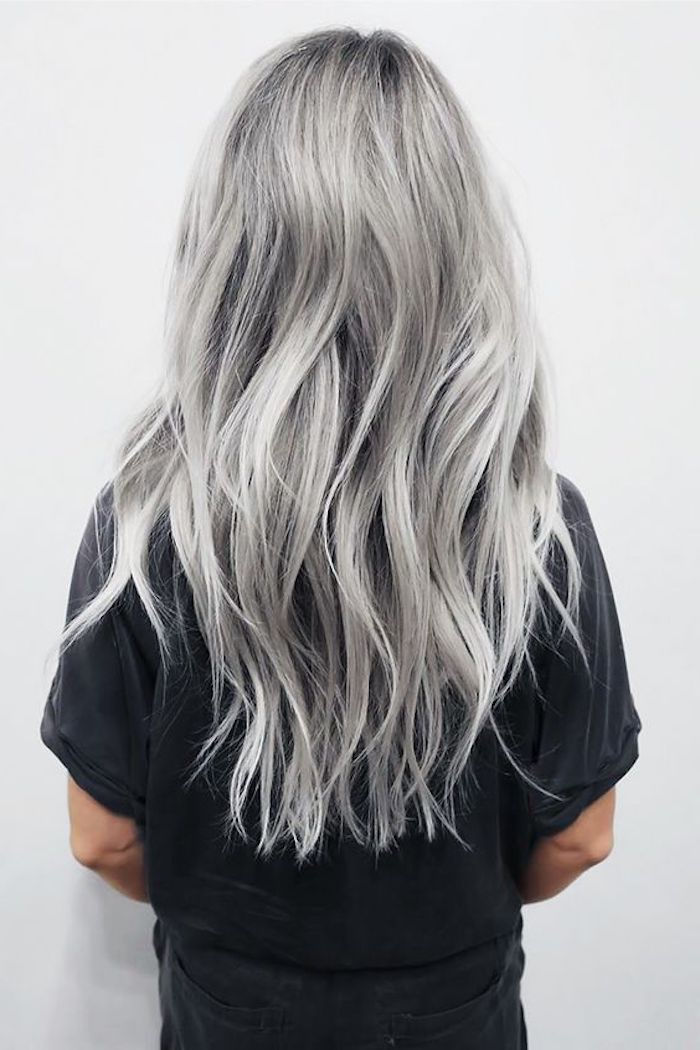 argintiu, păr de argint lung, tricou negru