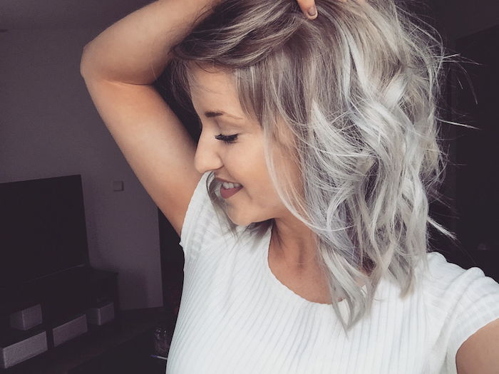 silverblont hår - en söt tjej med en vit blus, mörk läppstift