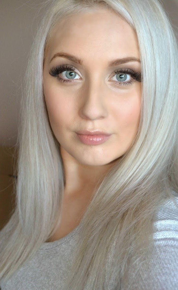 Blonde haare blaue augen make up