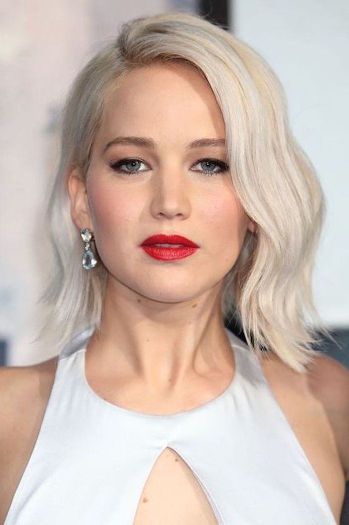 Haarverf grijs - Jennifer Lawrence met rode lippenstift, gekleed in witte jurk