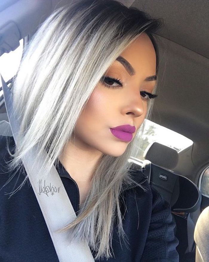 Een selfie van een schattig meisje met een subtiele make-up in de auto - haar grijs getint