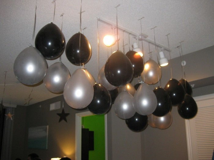 Silvester-dekorasjon-ideer-med-hvitt-og-svart-ballonger