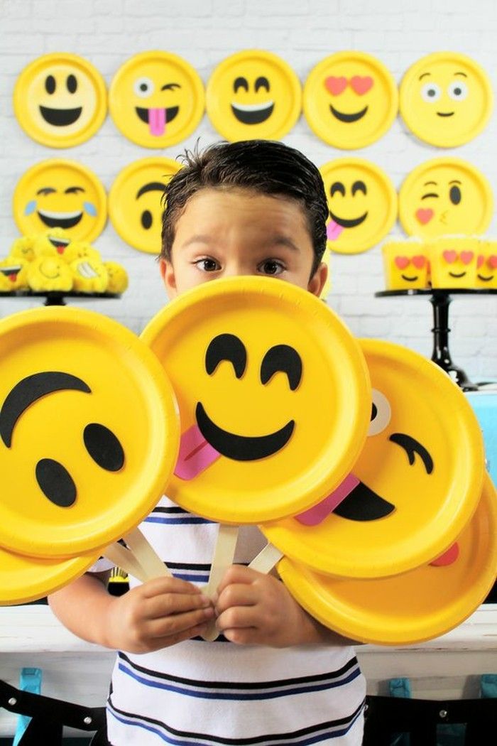 nyttårs spill-med-barn-Emoji-fest