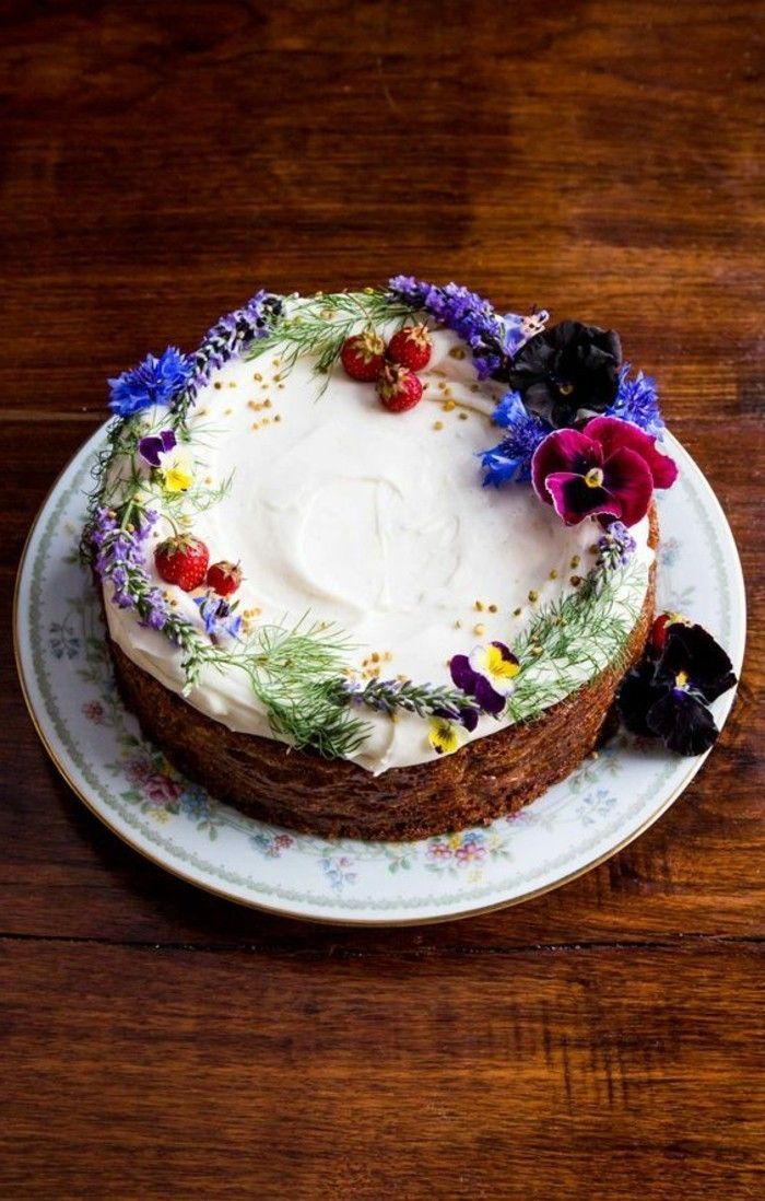 Paprasta pyragas su grietinėle dekoruotu-su-braškių-and-gėlės