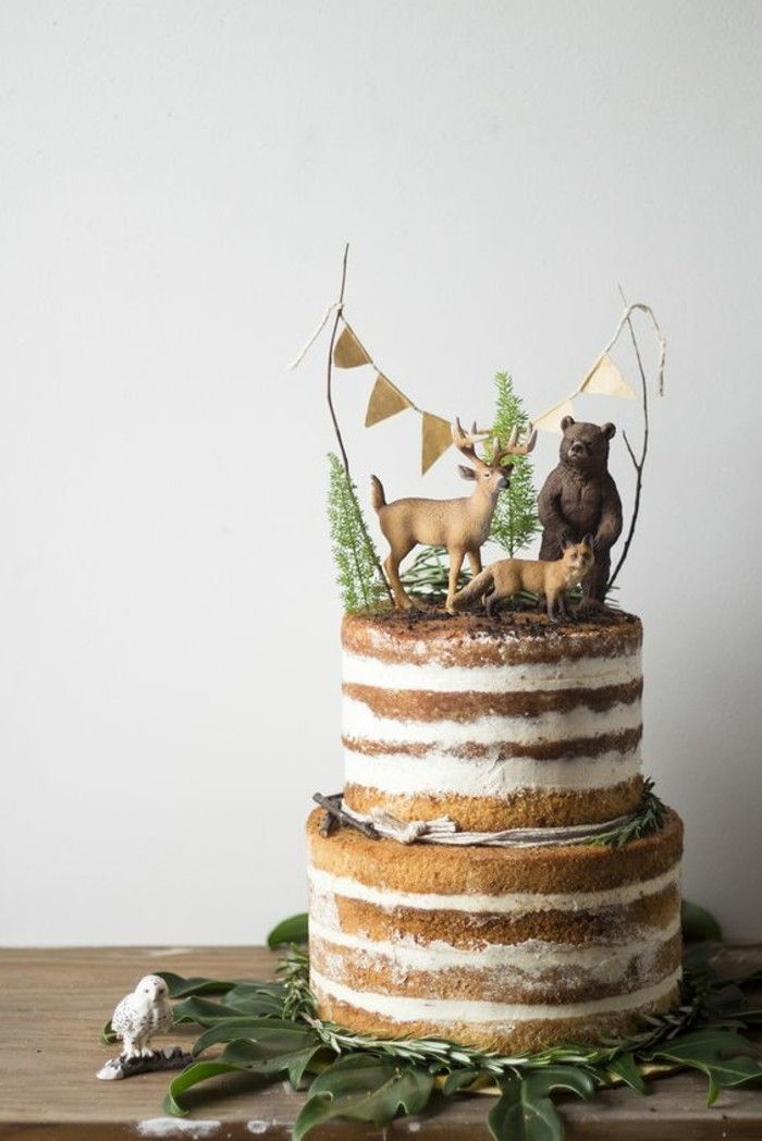 paprastas, kaimiškas pyragas dekoruotu-su-miško gyvūnų figūrėlės