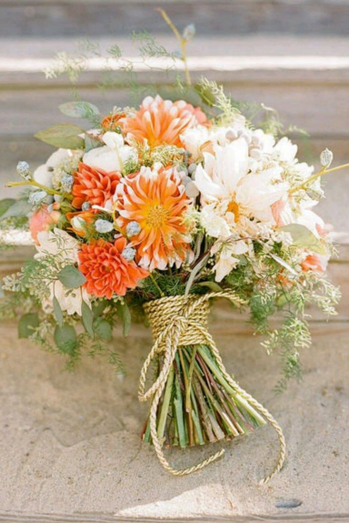 paprastas vestuvių puokštė pavasarį gėlės, baltos ir oranžinės spalvos laidas