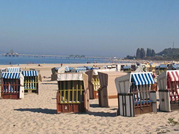 en-strandkorb-veliko-kosov na plaži-sončen-vreme-kul izgleda