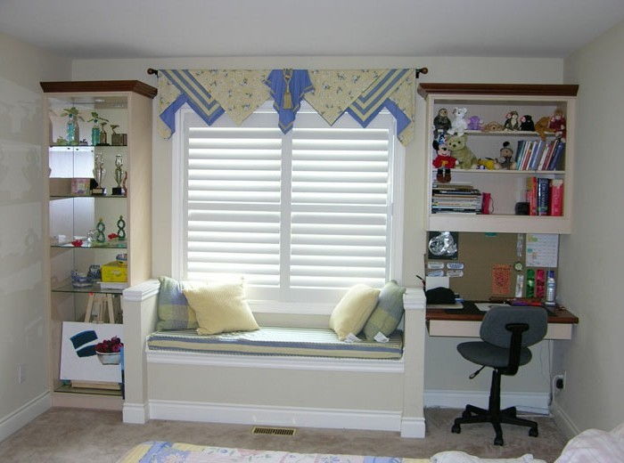 sedenje in branje kotiček-na okensko polico-okna-dekoieren s-imajo-rolete-in-bistro-curtain-