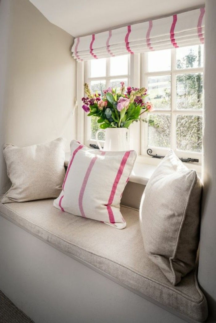 suoliukas-On-langai-ir-Deco pagalvės ir vaza