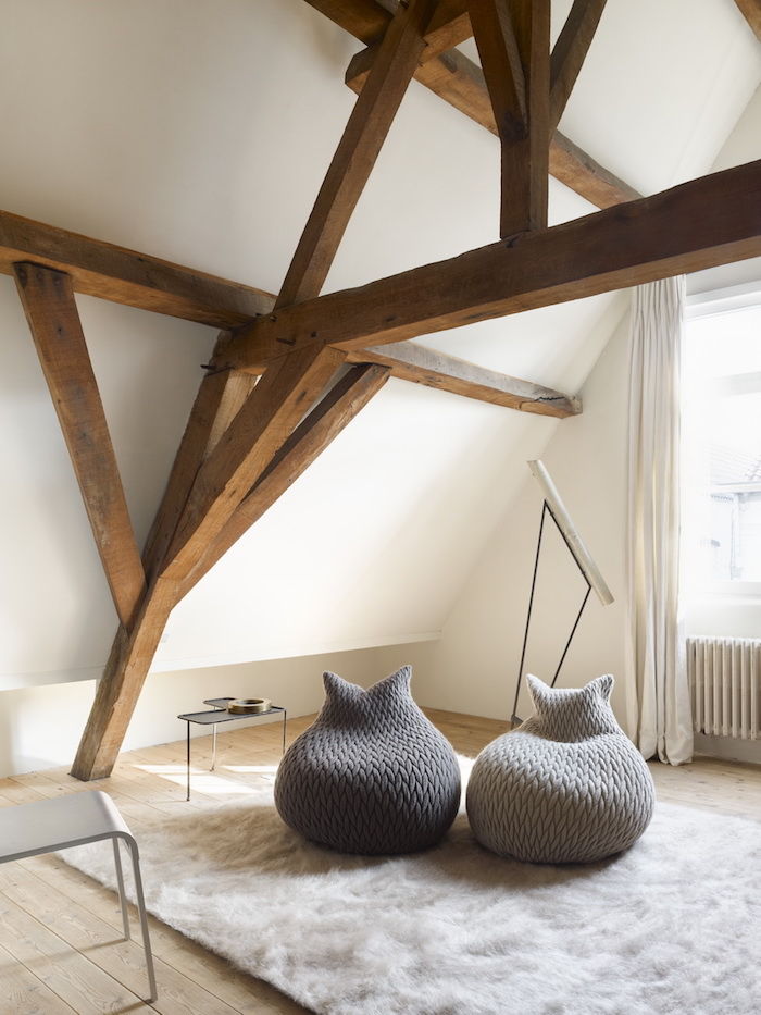 Pufa wypełniająca pomysłowy pomysł rustykalny skandynawski drewniany stolik z drewna