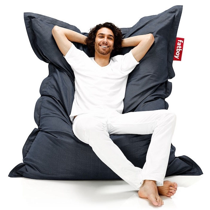każdy chce mieć taką ogromną poduszkę do siedzenia marzenie poduszka marzenie dywan model mężczyzna pomysł biały człowiek odzież