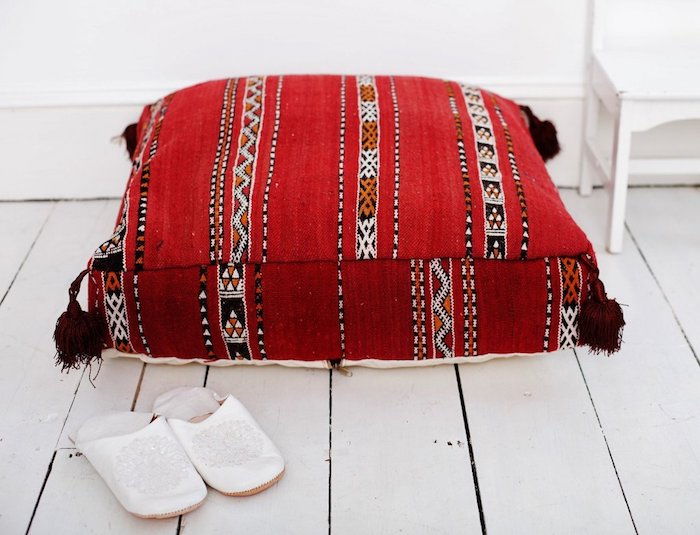duży czerwony poduszka biały czarny i pomarańczowy elementy dekoracyjne klapki białe