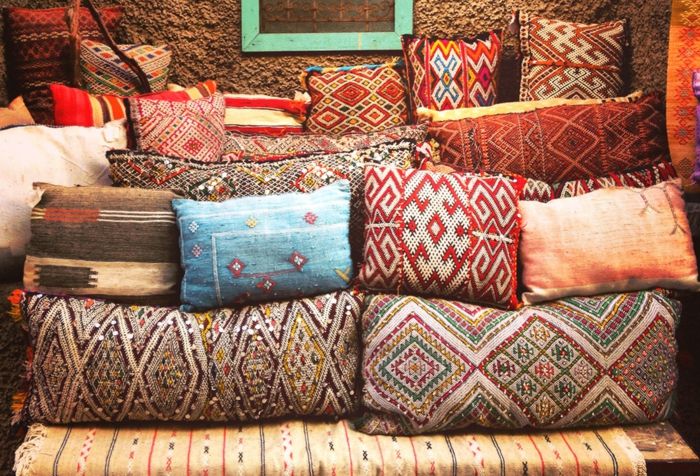 Wzornicze poduszki w różnych kształtach i rozmiarach wykonane z wysokiej jakości materiałów orientalnych