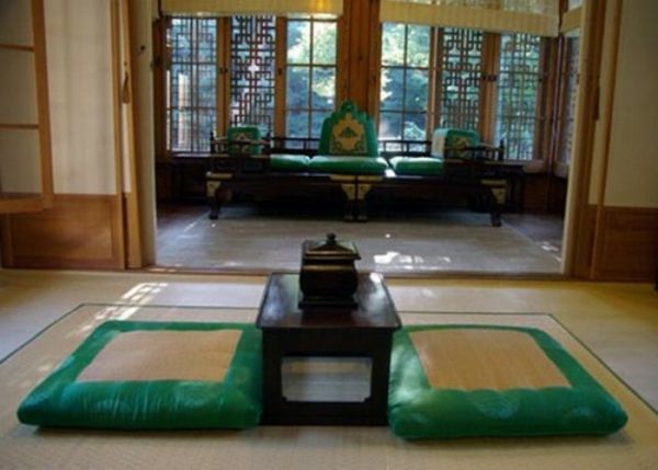 sedežno blazino orientalsko-zelo zanimiva soba-design-lesena miza za čaj